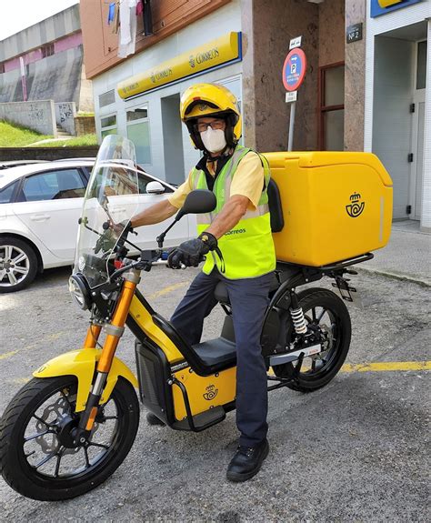Correos incorpora ocho nuevas motos eléctricas para el reparto en Santander
