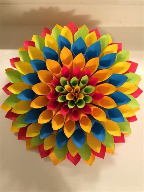 Crea bellas decoraciones de fiesta usando papel bond de colores