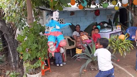 CUAJI MEXICO Niños Rompen La Piñata Cumpleaños   YouTube