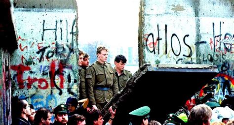 ¿Cuál fue el error que aceleró la caída del Muro de Berlín ...