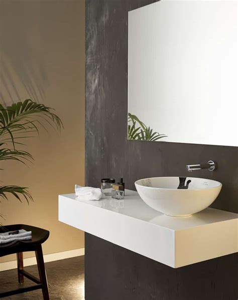 Cuarto de baño con lavabo sobre encimera | Banium.com