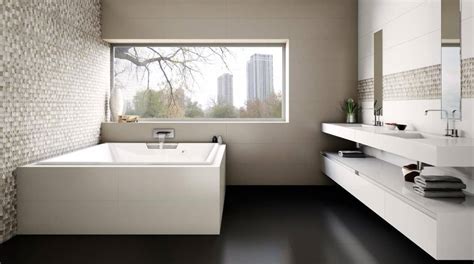 Cuarto de baño con muebles blancos y bañera de hidromasaje | Banium.com