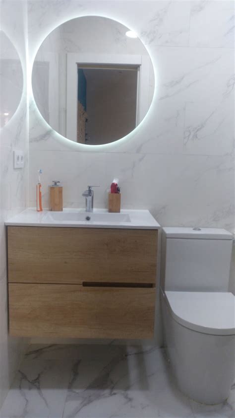 Cuarto de baño en mármol y madera | Domestika