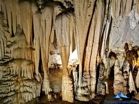 Cueva de Pozalagua, la excentricidad del Valle de Karrantza.