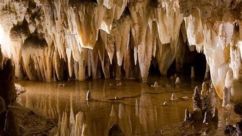 Cueva de Pozalagua valle de Carranza BIZKAIA