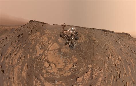 Curiosity Mars rover takes a new selfie before record climb