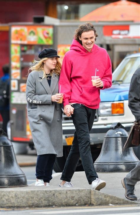 Dakota Fanning holds hands with new boyfriend in NYC ...