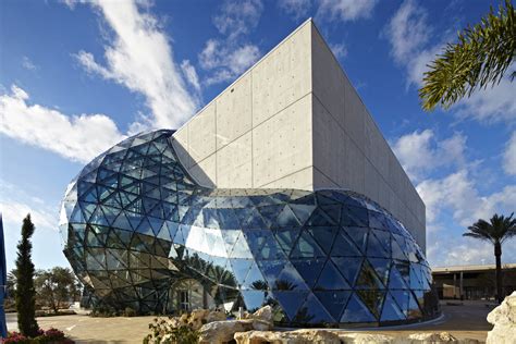 Dali Museum Wows with Immersive Art Experience