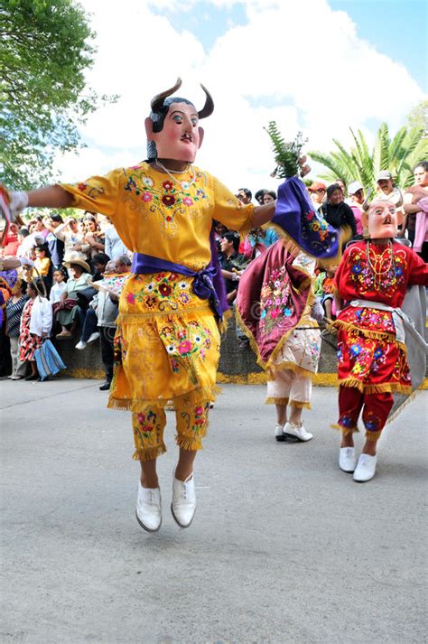 Danza Del Los Diablos En Cajabamba, Perú Foto de archivo editorial ...