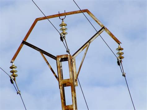 De Alta a Baja tensión: Partes de un poste eléctrico