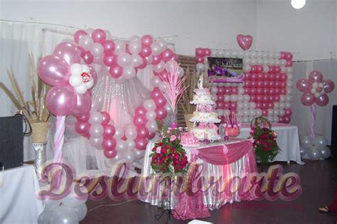 Decoración con globos en rosado y blanco