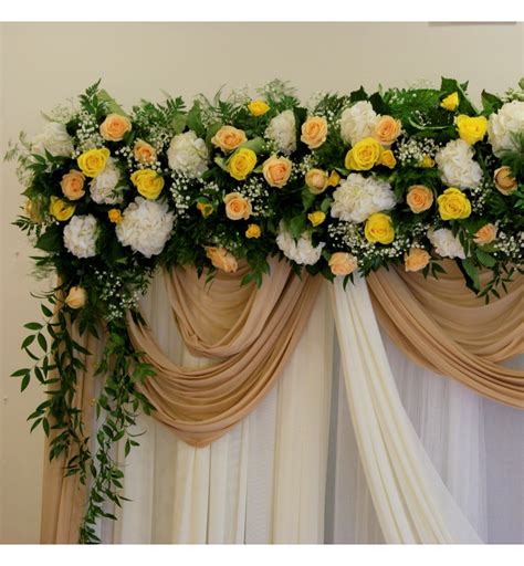 Decoración de boda civil con arco floral con hortensia y rosas