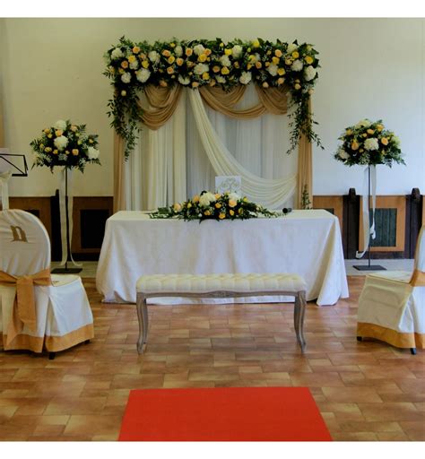 Decoración de boda civil con arco floral con hortensia y rosas