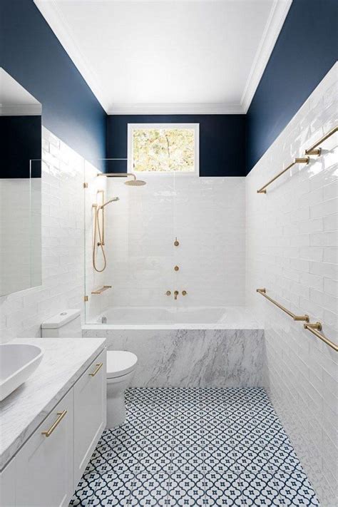 decoración de espacios pequeños en blanco y azul, azulejos de baños ...
