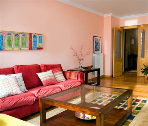 Decoración de un salón comedor de paredes color rosa ...