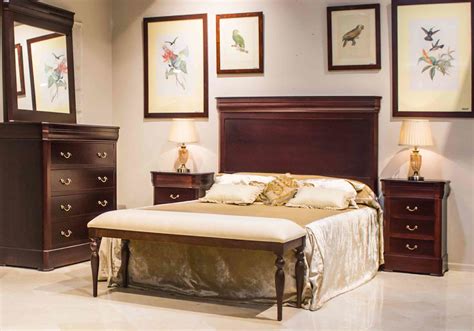 Decoración dormitorios clásicos de madera en color caoba