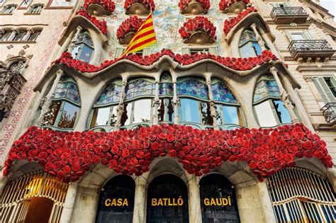 Decoran la fachada de la Casa Batlló con rosas rojas por tercer año ...