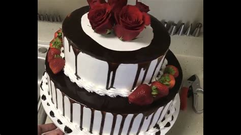 Decorando pastel de boda con chocolate, fresas y rosas ...