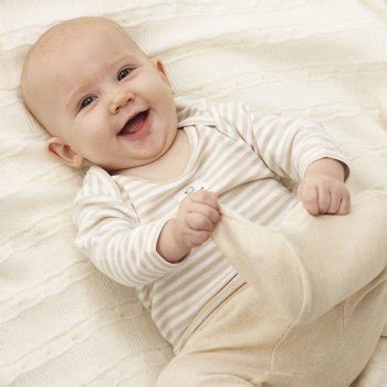Desarrollo físico y mental de un bebé de tres meses