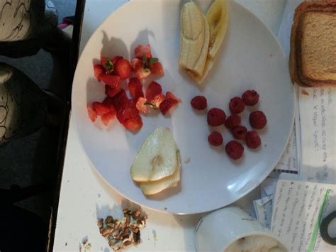 Desayuno 12: Tostada con plátano, pera, fresas ...
