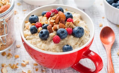 Desayuno saludable de avena con leche y frutas