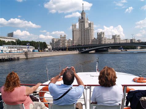 Descubra la gastronomía de Moscú y San Petersburgo, navegando por el ...