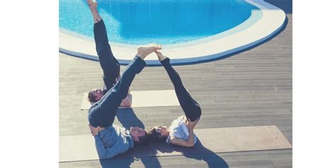 Descubre diferentes Posturas de Yoga en Pareja para Practicar Juntos