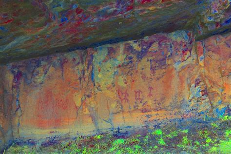 Descubren pinturas rupestres con motivos antropomorfos en una cueva en León