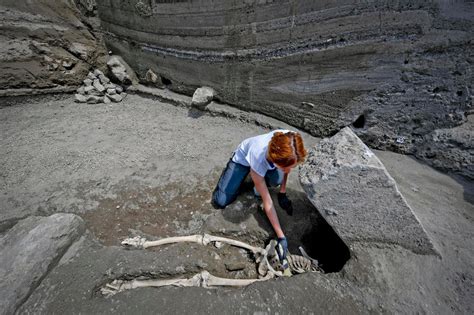 Descubren restos de hombre que huyó de Pompeya, pero murió ...