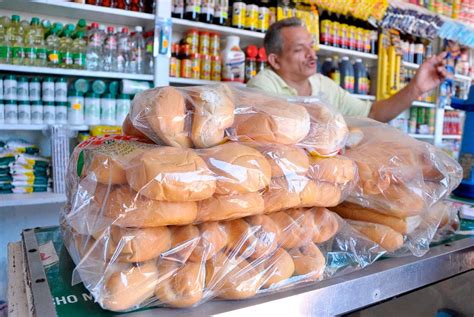 Desde esta tarde el pan tendrá dos tamaños y dos precios: 5 y 7 pesos