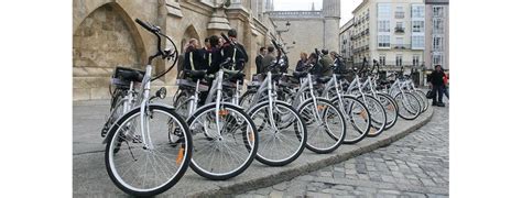 Desempolvar las bicicletas eléctricas municipales del aparcamiento del ...