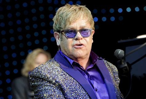 Después de 20 años de relación, Elton John se lanza al agua – eju.tv