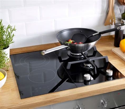 Detalle de un wok con verduras en una placa de IKEA, que ...