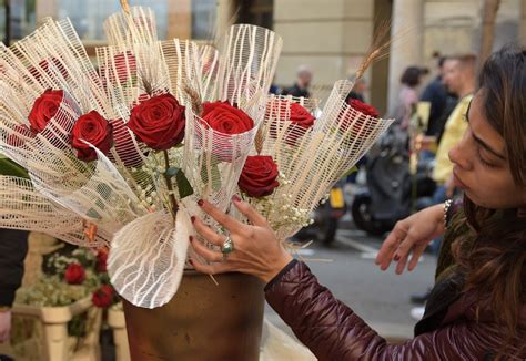 Día de Sant Jordi en Barcelona, ¿cómo se celebra y qué hacer?   Viaja ...