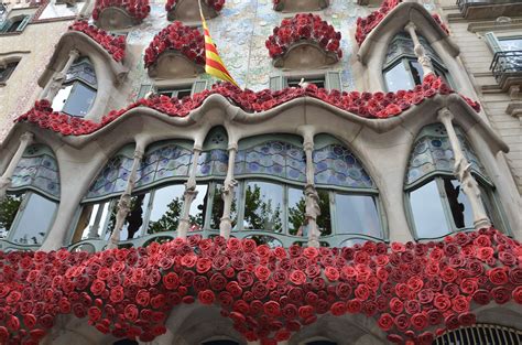 Día de Sant Jordi  Saint George’s Day , Barcelona: 23 April