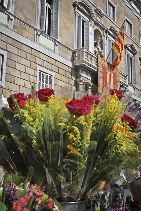 Diada de Sant Jordi davant el Palau de la Generalitat de Catalunya ...