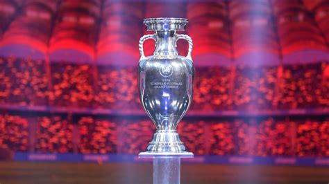 Die Trophäe der UEFA EURO 2020   der begehrteste Preis ...