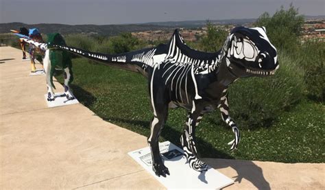 Dinosaurios decorados para promocionar el Museo de ...