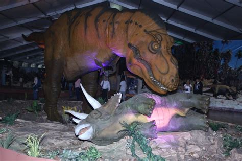 Dinosaurios en Parque Bicentenario    Chismes Today