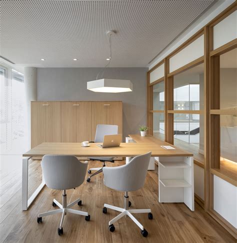 Diseño de oficinas en madera y blanco | Sube interiorismo