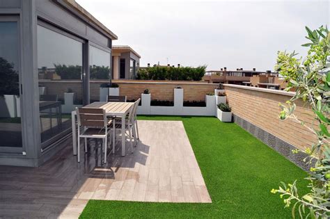 Diseño de terraza con macetas y césped artificial – Tierra ...
