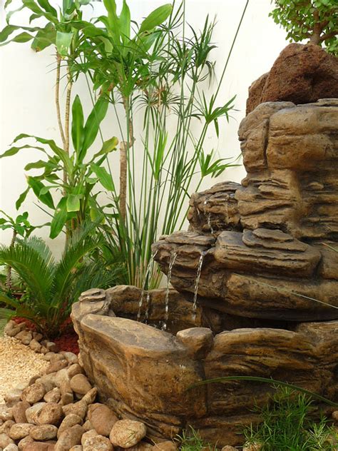 Diseño de un jardín muy pequeño con fuente, piedras y ...