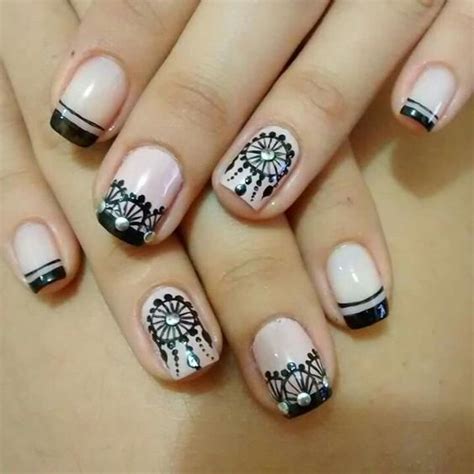 Diseños de uñas decoradas con mandalas