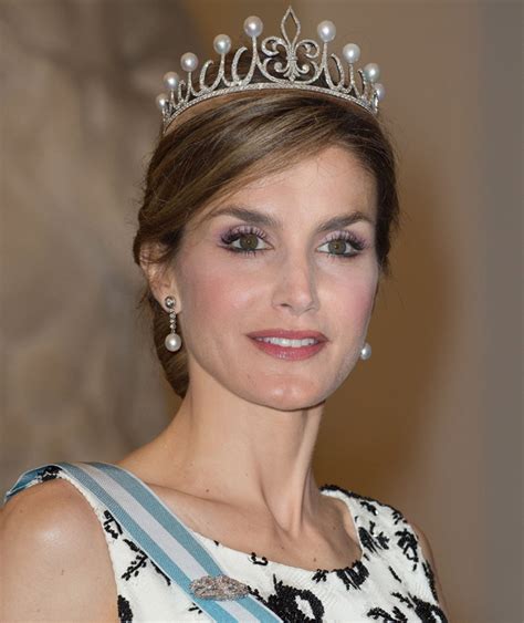 Doña Letizia estrena la tiara que le regaló don Felipe en ...