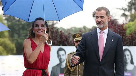 Doña Letizia,  reina roja y patriótica  en Girona en medio ...