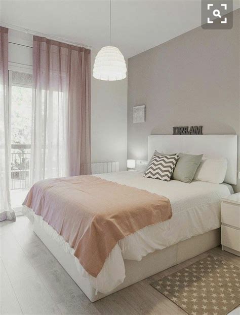Dormitorio en colores blanco, gris y rosa. | Remodelación de dormitorio ...