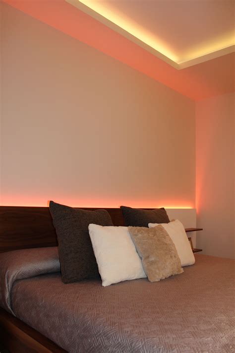 Dormitorio iluminado con tiras de LEDs RGB en cabecero y ...