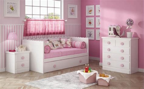 Dormitorio para niñas en blanco y rosa. Muebles