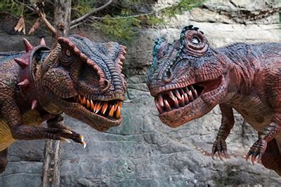 Dos dinosaurios invaden el Museo del Jurásico de Asturias ...