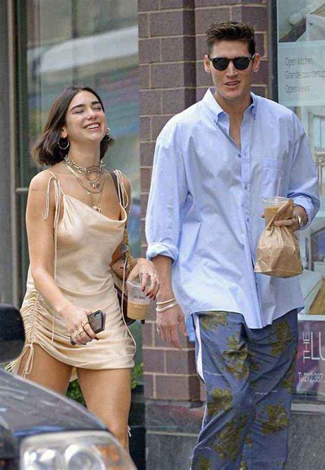 Dua Lipa vuelve con su novio «infiel». Caminan por la ...